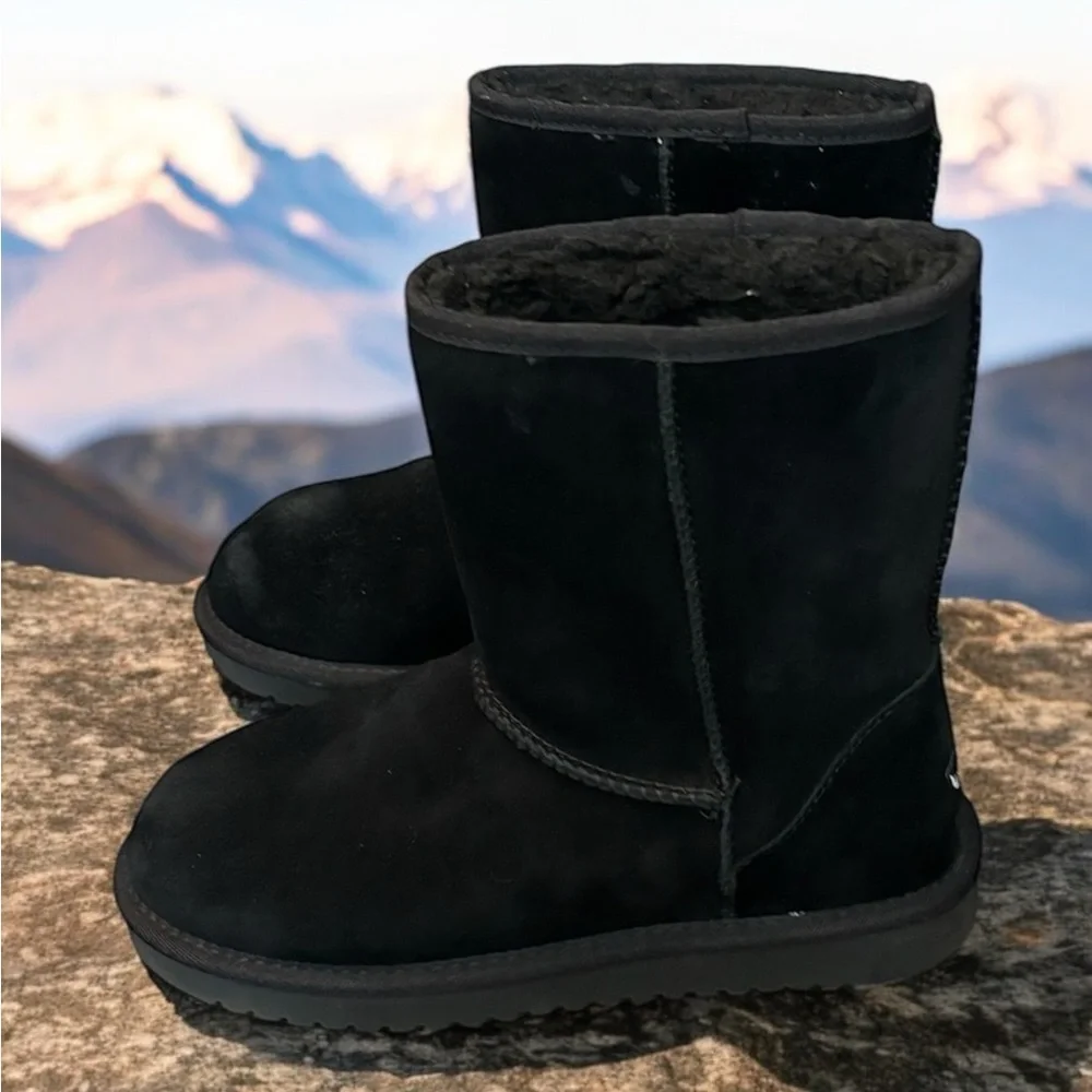 UGG Women’s Classic Black Suede Leather Sherpa Lined Short II Boot. Size 7.